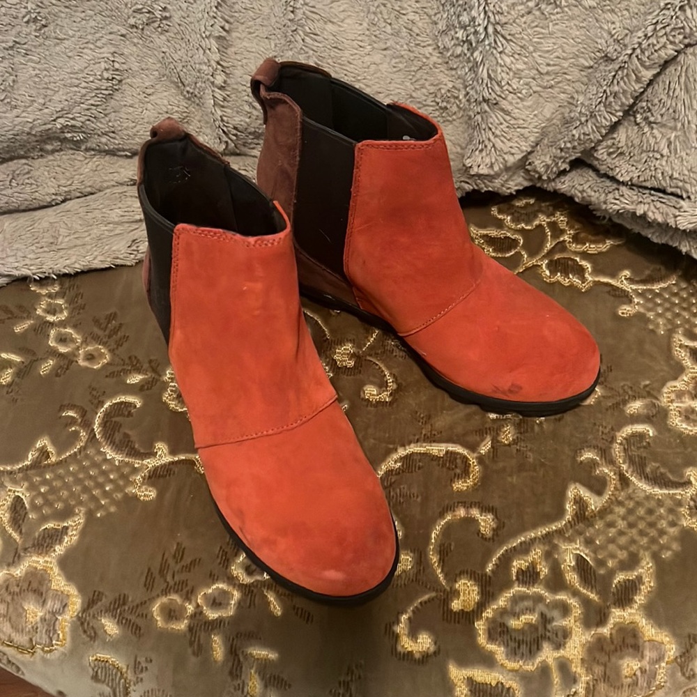 Sorel wedge shoes, red black and brown